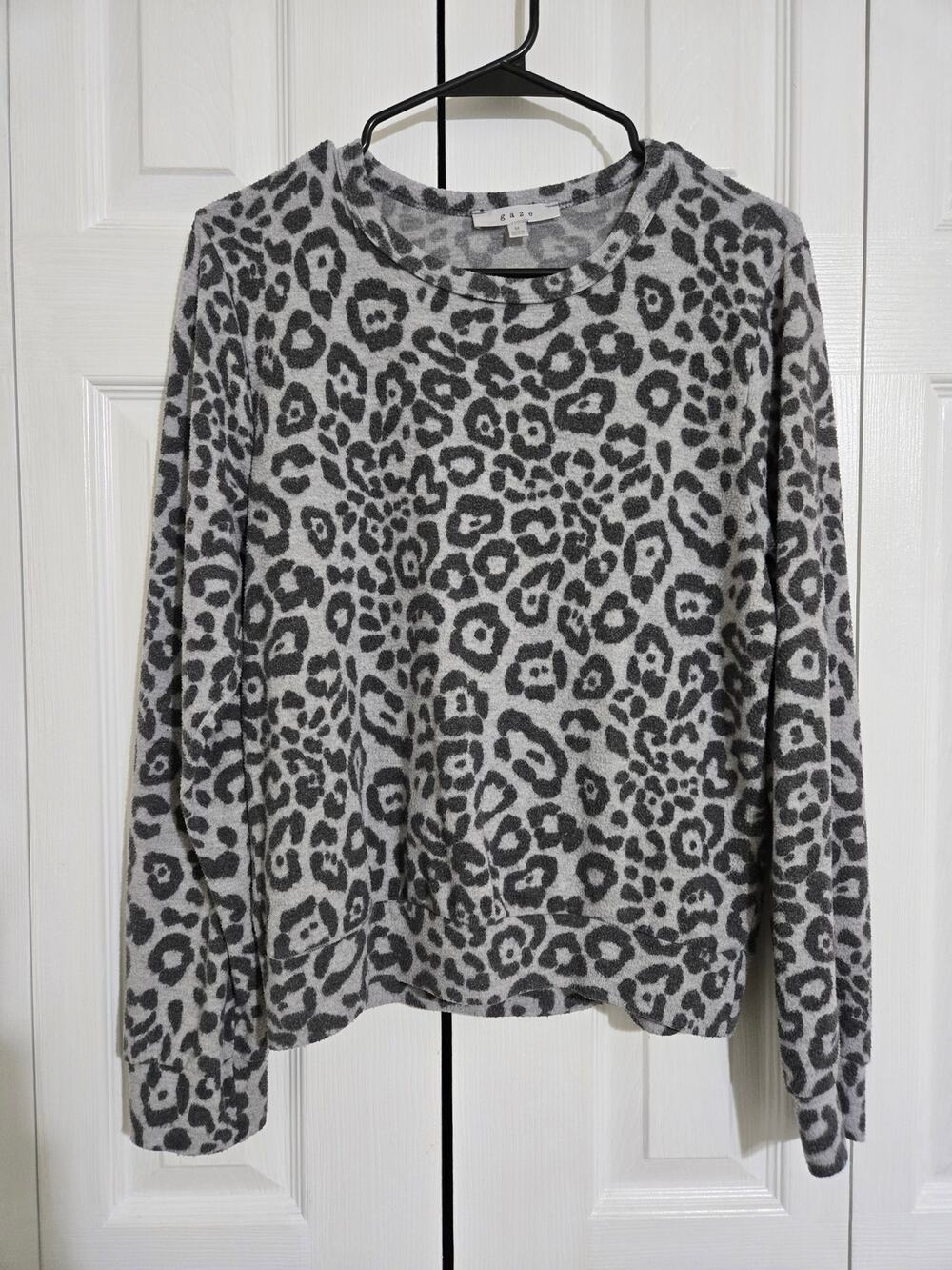 Gaze medium women's grey leopard print sweater